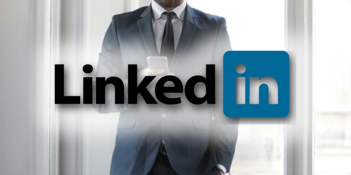 The Ultimate Guide: 10 LinkedIn Strategies to Get Recruiters In Your DM: Tips from a Career Coach